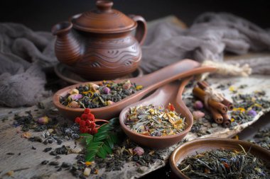 Eski bir arka planda, fincanda çay