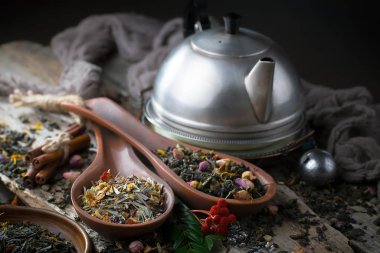 Eski bir arka planda, fincanda çay