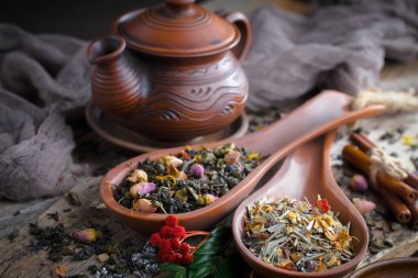 Eski bir arka planda, fincanda çay