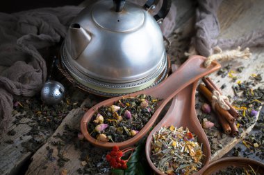 Eski bir arka planda, fincanda çay