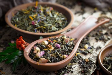 Eski bir arka planda, fincanda çay