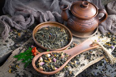 Eski bir arka planda, fincanda çay