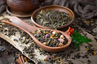 Eski bir arka planda, fincanda çay