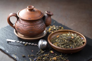 Eski bir arka planda, fincanda çay