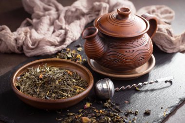 Eski bir arka planda, fincanda çay