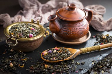 Eski bir arka planda, fincanda çay