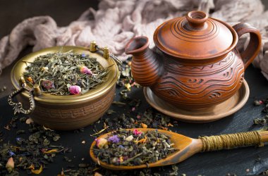 Eski bir arka planda, fincanda çay