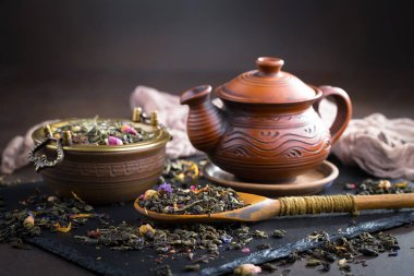 Eski bir arka planda, fincanda çay