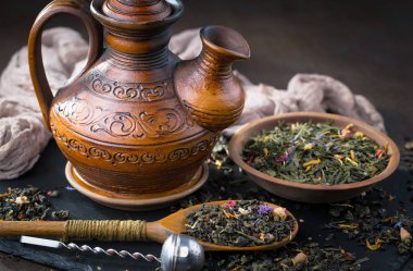 Eski bir arka planda, fincanda çay