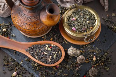 Eski bir arka planda, fincanda çay