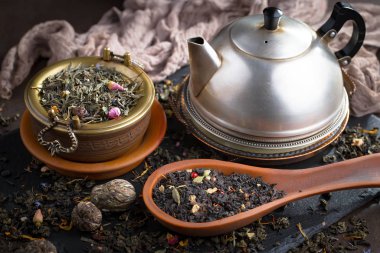 Eski bir arka planda, fincanda çay