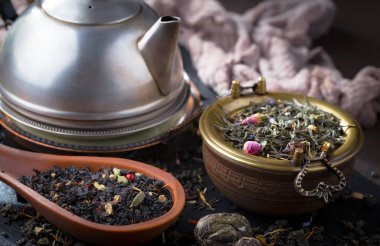 Eski bir arka planda, fincanda çay