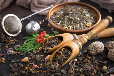 Eski bir arka planda, fincanda çay