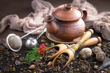 Eski bir arka planda, fincanda çay