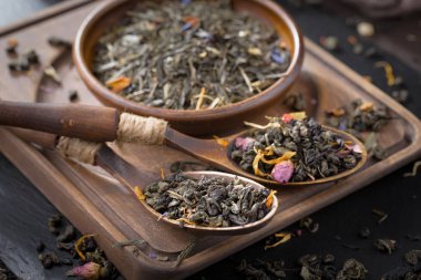 Eski bir arka planda, fincanda çay