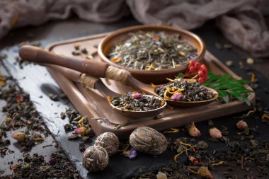 Eski bir arka planda, fincanda çay