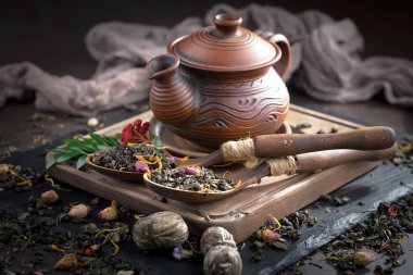 Eski bir arka planda, fincanda çay