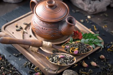 Eski bir arka planda, fincanda çay