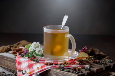 Eski bir arka planda, fincanda çay