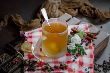 Eski bir arka planda, fincanda çay