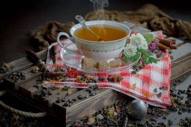 Eski bir arka planda, fincanda çay