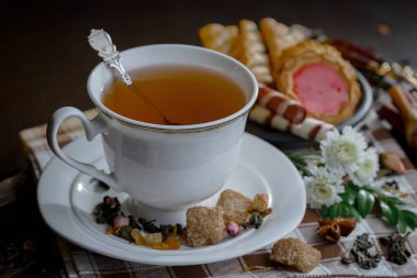 Eski bir arka planda, fincanda çay