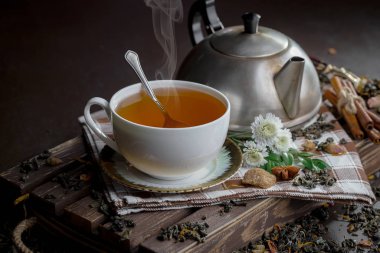 Eski bir arka planda, fincanda çay