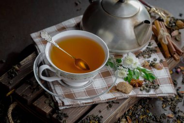 Eski bir arka planda, fincanda çay