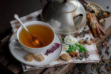 Eski bir arka planda, fincanda çay