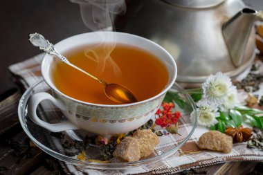 Eski bir arka planda, fincanda çay