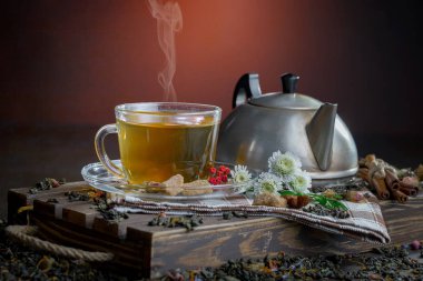 Eski bir arka planda, fincanda çay