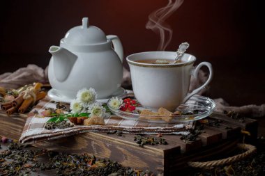 Eski bir arka planda, fincanda çay