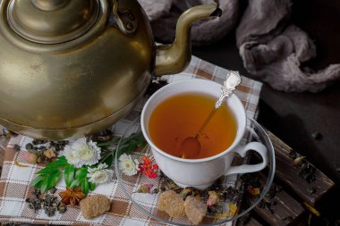 Eski bir arka planda, fincanda çay