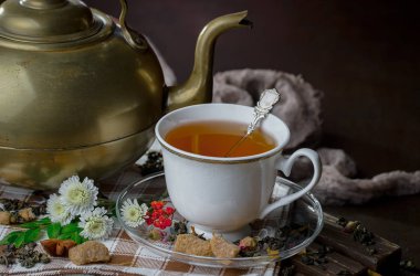 Eski bir arka planda, fincanda çay