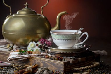 Eski bir arka planda, fincanda çay