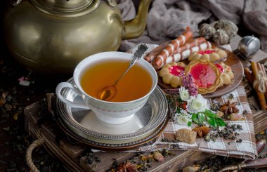 Eski bir arka planda, fincanda çay