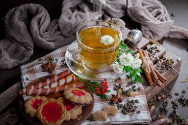 Eski bir arka planda, fincanda çay