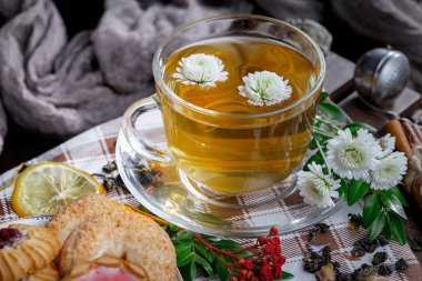 Eski bir arka planda, fincanda çay