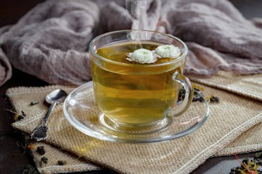 Eski bir arka planda, fincanda çay