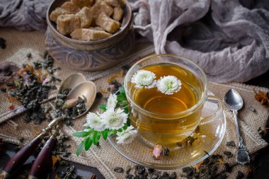 Eski bir arka planda, fincanda çay