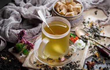 Eski bir arka planda, fincanda çay