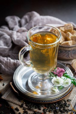 Eski bir arka planda, fincanda çay