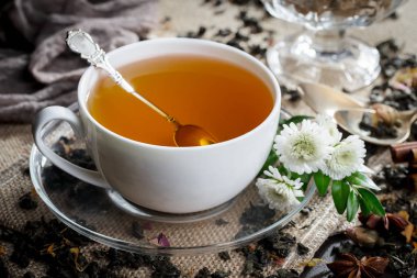 Eski bir arka planda, fincanda çay