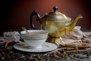 Eski bir arka planda, fincanda çay