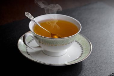 Eski bir arka planda, fincanda çay