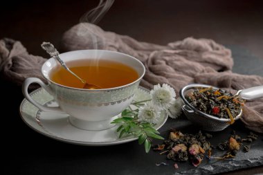 Eski bir arka planda, fincanda çay