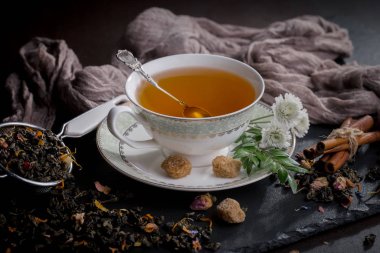 Eski bir arka planda, fincanda çay