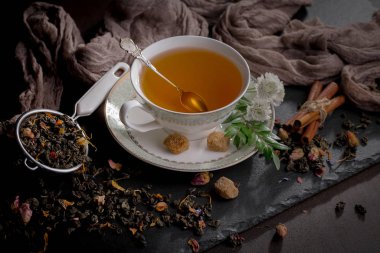 Eski bir arka planda, fincanda çay