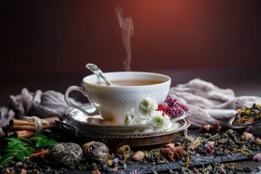 Eski bir arka planda, fincanda çay