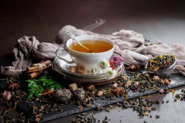 Eski bir arka planda, fincanda çay